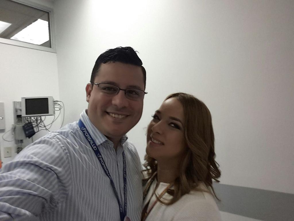 Daniablito's tweet photo. Última selfie con @AdamariLopez en @PORSALUDHn Gracias por ayudarnos a luchar contra el #CancerDeMama #DiPresente https://t.co/gMjuR8ioyd