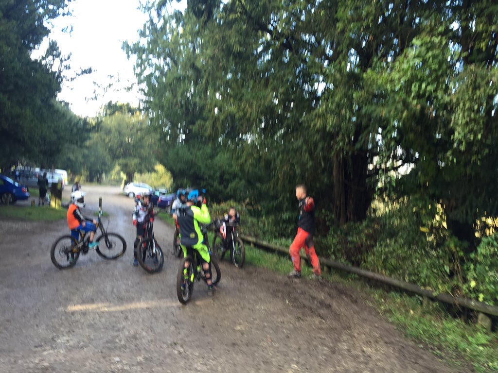 Firecrest_MTB's tweet photo. Al's #cutty class at break on DeVo was super popular. @LeeNevard1 @LewisDH16 @tom1_mtb @dh_milan @seth_kanaris #mtb https://t.co/sBl5pzcl7P