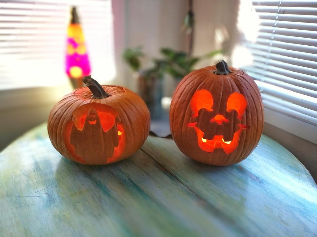 michaelgazin's tweet photo. COMPLETE!!! Happy Halloween people! 🎃👻🎃 👻 #jackolantern #halloween2015 #MnMcrew #lavalamp https://t.co/BjlAm4XYvT