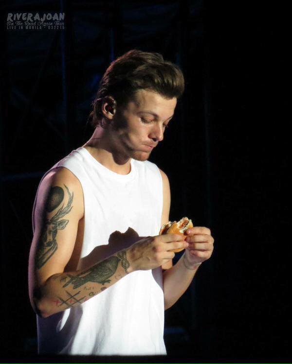 otrataughtus's tweet photo. otra taught us that louis loves cheeseburgers but he throws the pickles away https://t.co/6MHd3hNrTI