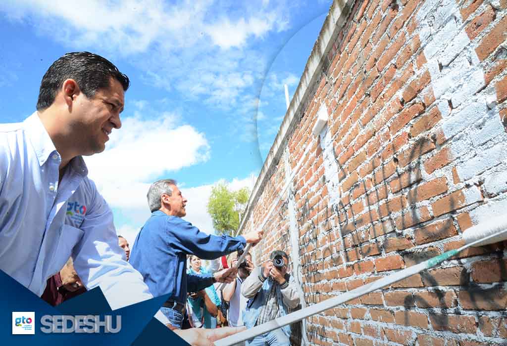 SedeshuGto's tweet photo. En gira de trabajo por León y con la participación de @hlsantillana, @diegosinhue dio inicio #PintaTuEntorno https://t.co/WmSj2CANxT