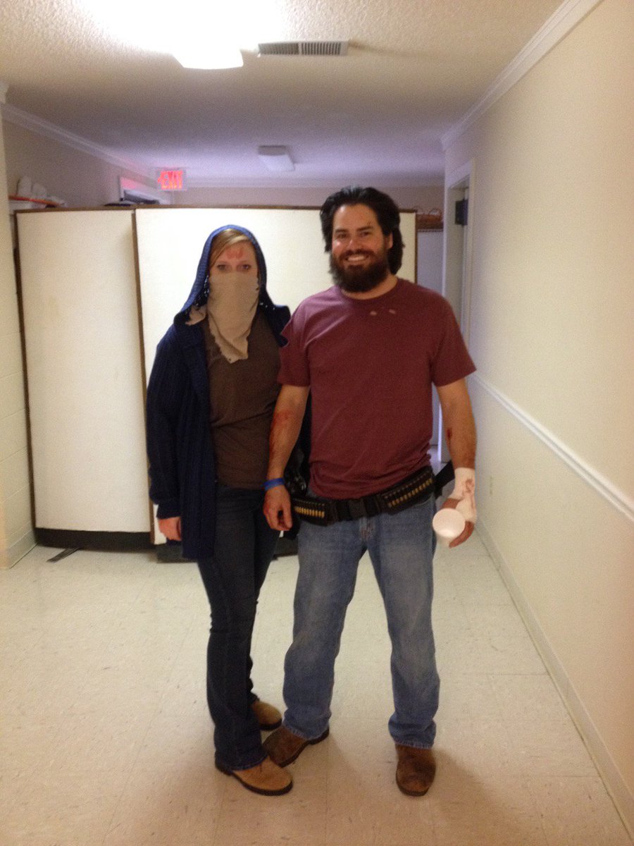SwifferTalk's tweet photo. Rick and Carol #TheWalkingDead costumes https://t.co/VSqWzk9tO8