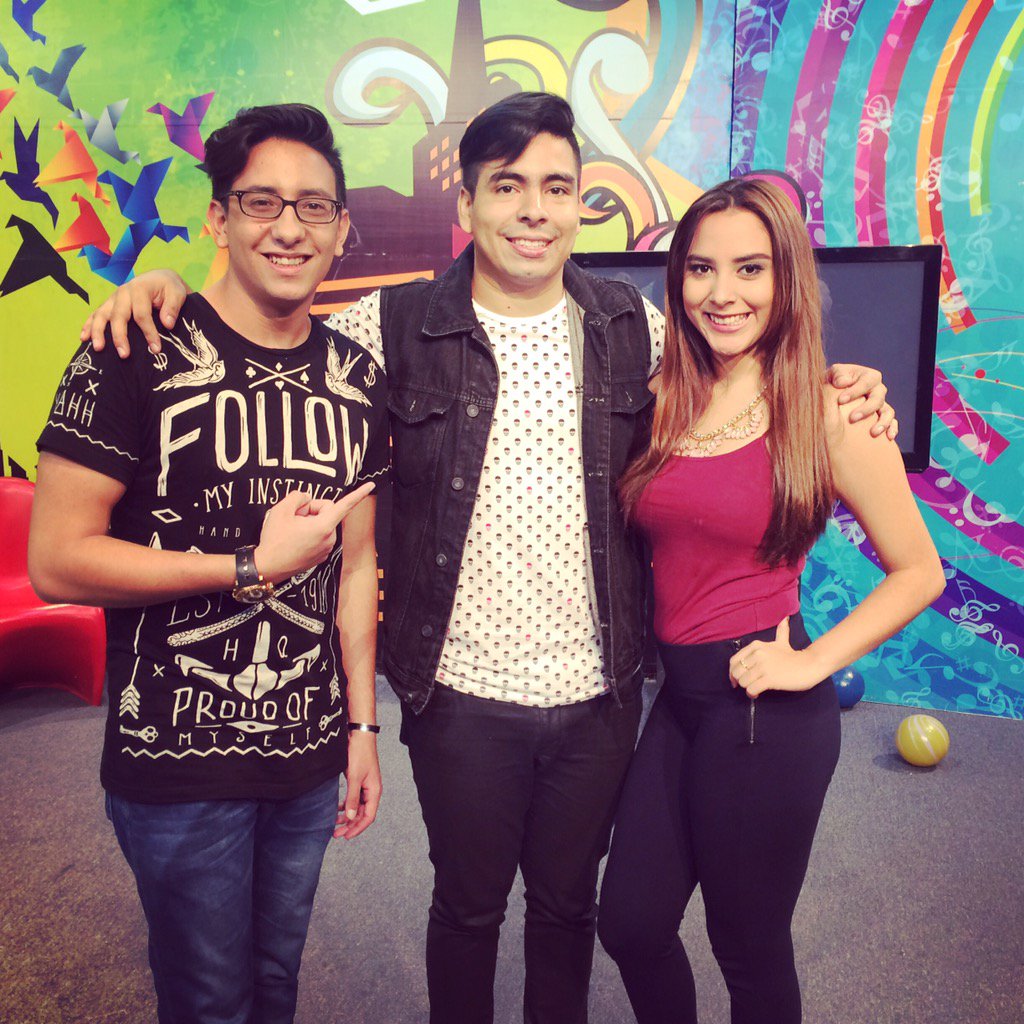 eterno_viernes's tweet photo. Hoy por la mañana presentando #dime junto a @losprueba con los amigos de @playteen33 @leylap33 @harrymayora33 https://t.co/jCRN2qryXb