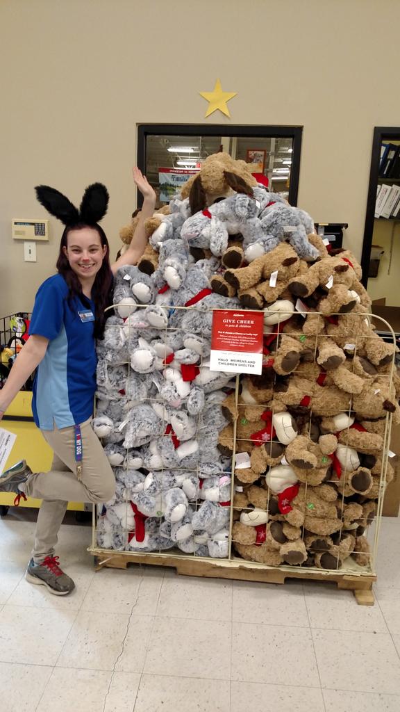 pkogrady3's tweet photo. PetSmart 0456 Halloween/Christmas donation tree
@kelswick456 , @JohnPridemore12, @PetSmartChariTs https://t.co/kZoigqrliJ