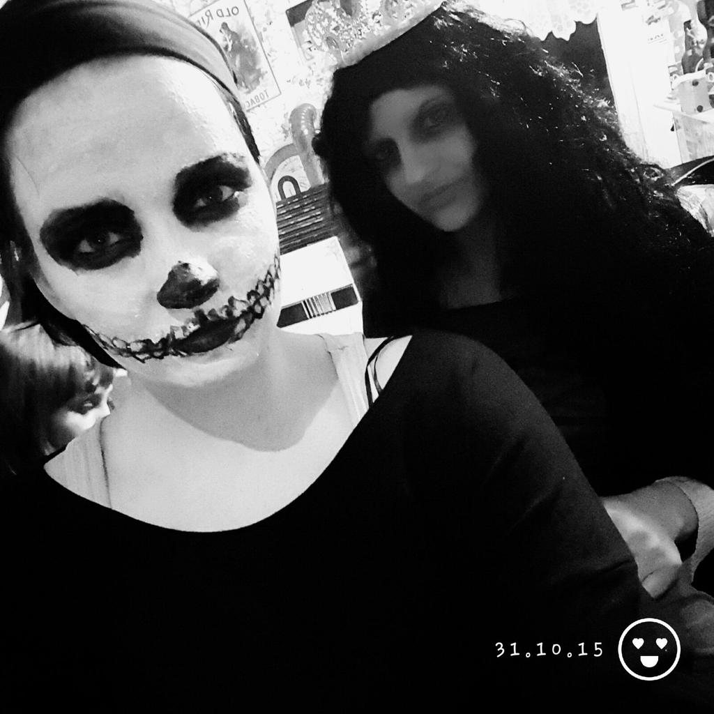 Sabrina_91_'s tweet photo. Happy Halloween 👻 @MarkusHeise2 @LisaHelbing @Paddy110496 @Jenniprinzess https://t.co/VQxrL3K58m