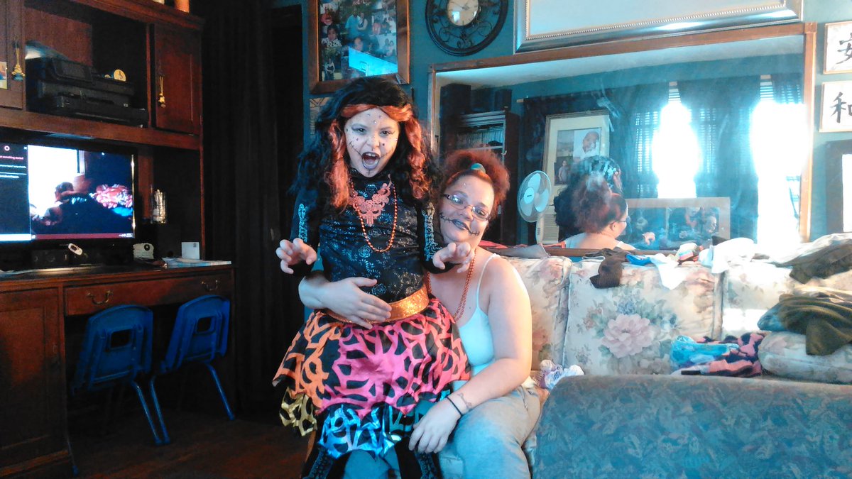 titanslayer187's tweet photo. @DennisHouseWFSB #wfsboo
Danielle arroyo and Christina ready for action https://t.co/JyphVpRZp4