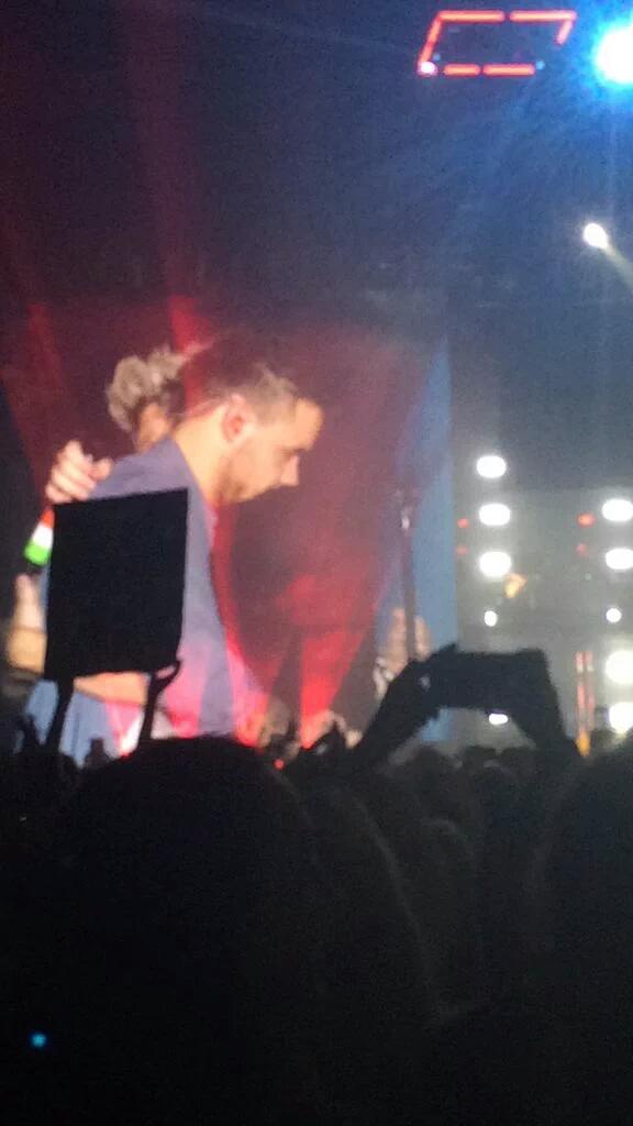 hellabelsx's tweet photo. Liam e Niall se abraçando. #13DaysUntilMITAM https://t.co/9JqII1hPNr