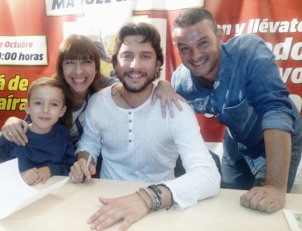Miguejesus2009's tweet photo. Una bonita tarde en la firma de #BailarElViento en Sevilla.Entregado @manuelcarrasco_ a su gente.Ole tú. Salud!! https://t.co/fyLMHDj0fa