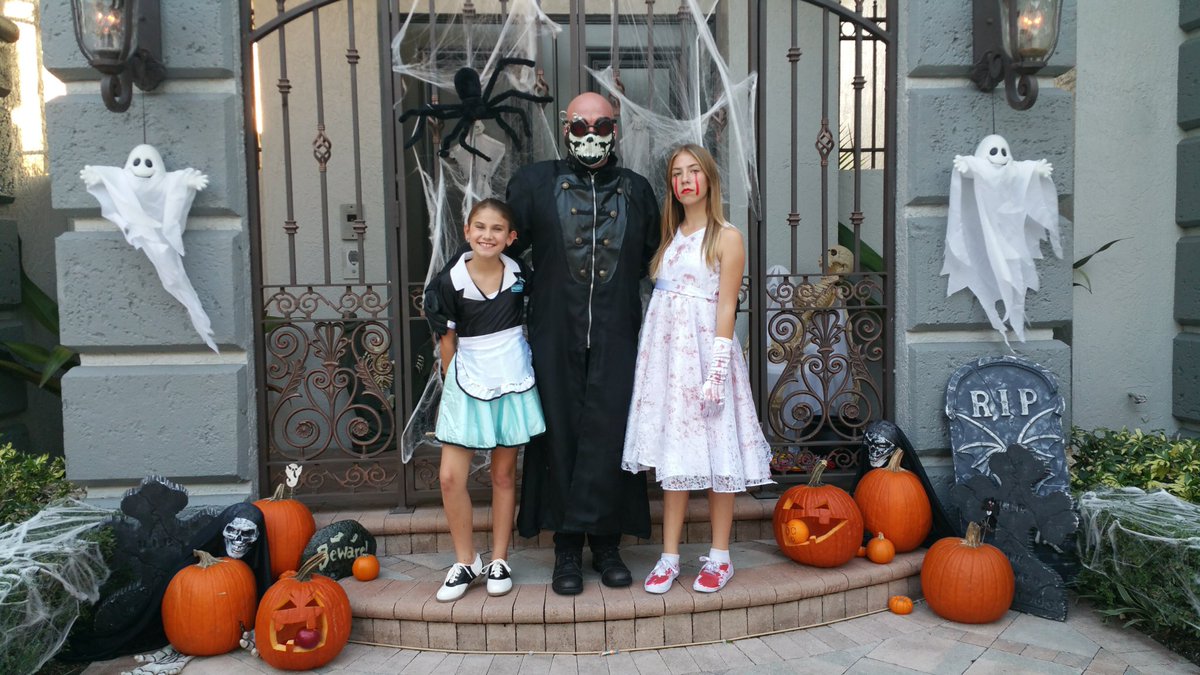 bdwallace's tweet photo. obligatory Halloween pic with the girls... https://t.co/LIEs1kxBex