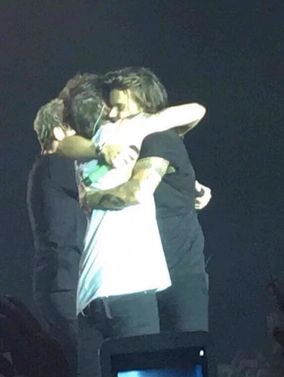 hellabelsx's tweet photo. Louis e Harry se abraçando. #2 #13DaysUntilMITAM https://t.co/0sYcgpdYFR