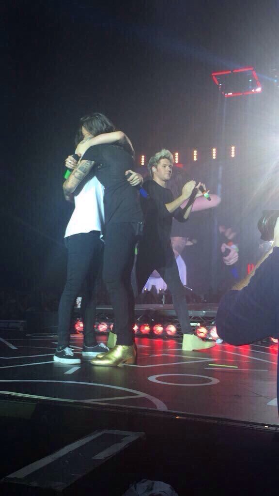hellabelsx's tweet photo. Louis e Harry se abraçando. #2 #13DaysUntilMITAM https://t.co/0sYcgpdYFR
