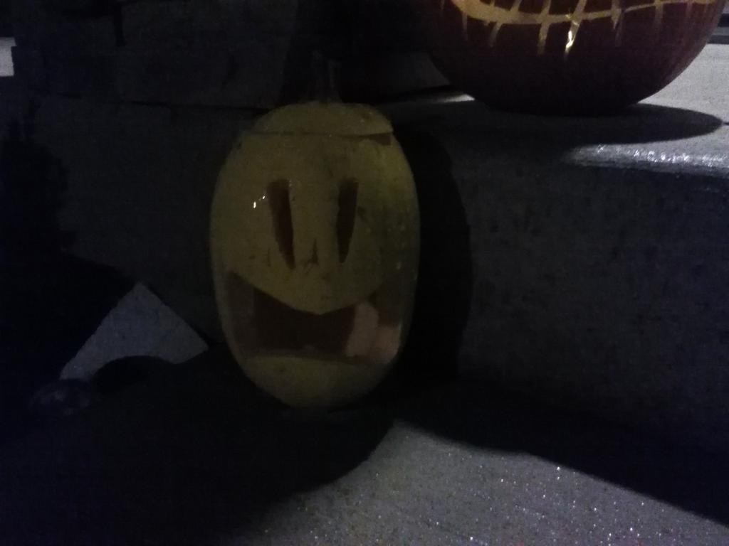 DailyAnalytics's tweet photo. Two Jack-o-lanterns and a #squasholantern #SouthPark https://t.co/SqwpcnQg3a