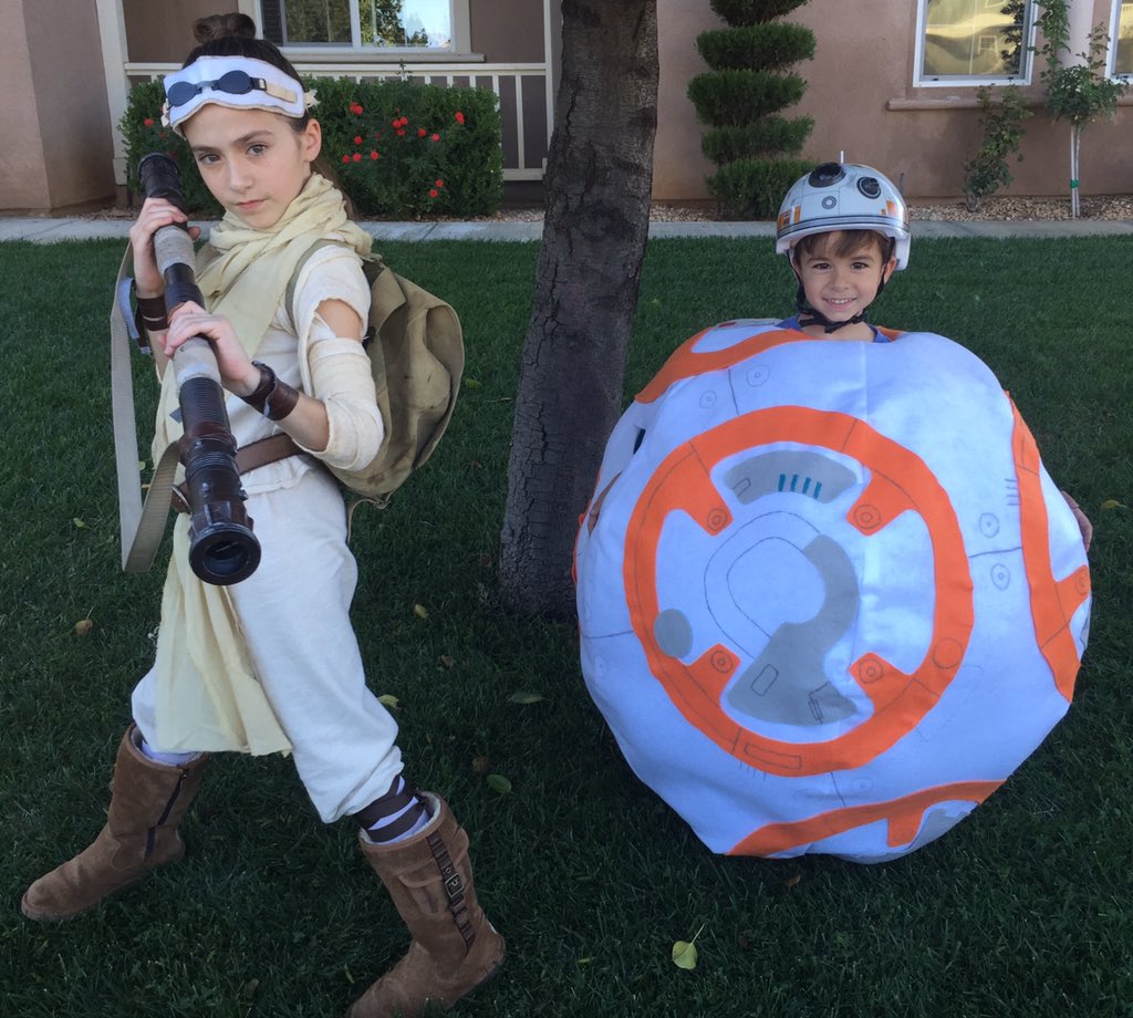 Ramey's tweet photo. @starwars It's Rey and BB-8! #StarWars #BB8 #Rey https://t.co/Ehh3z0KHc1