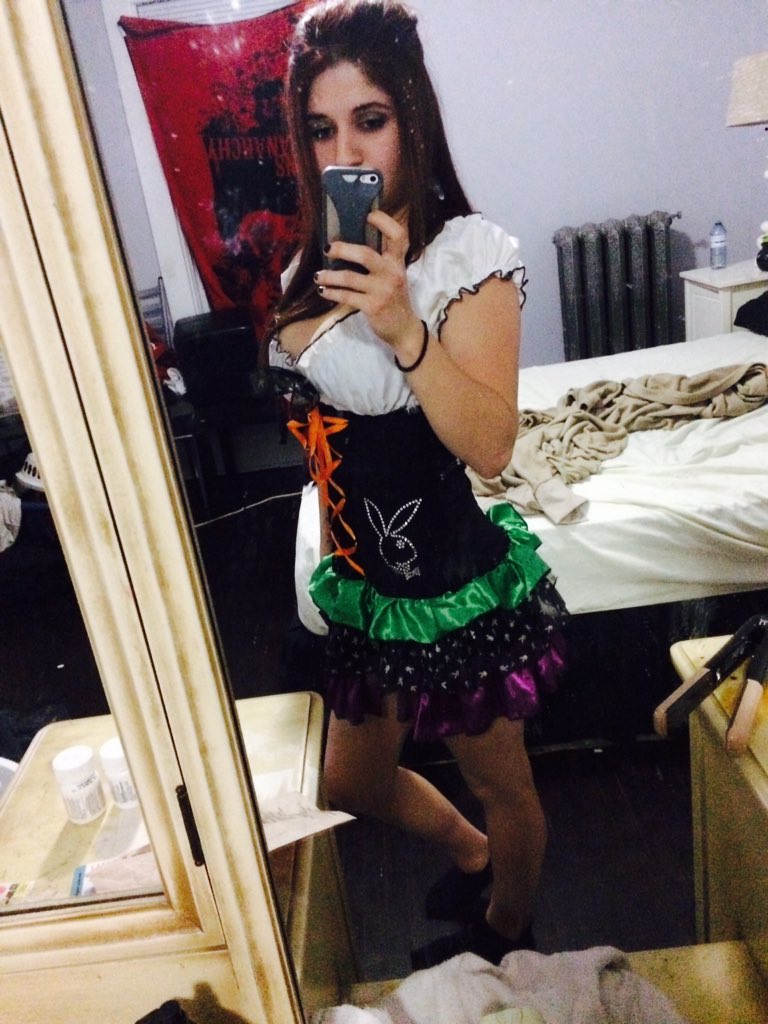 BreeLoderxo's tweet photo. Bar wench ; happy Halloween nickaaaas https://t.co/G3FWOdrPAn