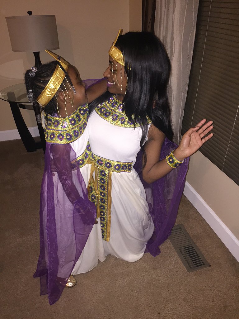 Adrianna615's tweet photo. Ari said, “TeTe we're cleopatra bad.” #NoYouCANTsitwithUS 💅🏽👑💋 Happy Halloween 2k15 🎃🕸🍂 #AriBaby #MiniMe https://t.co/21pESAqzTz