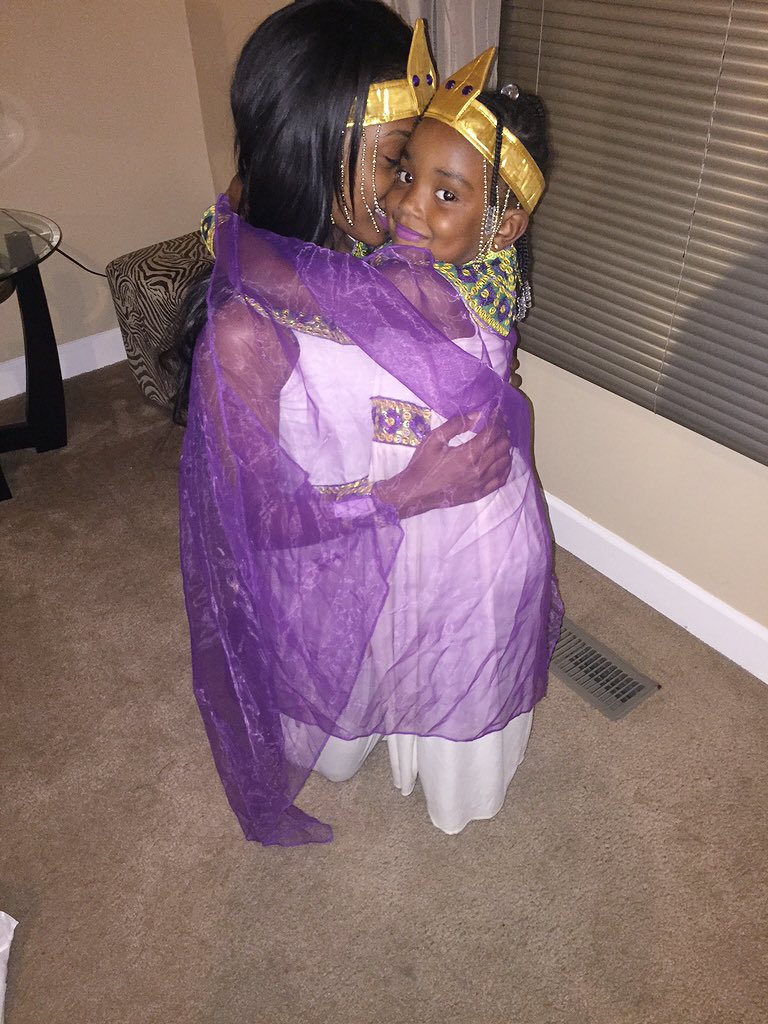 Adrianna615's tweet photo. Ari said, “TeTe we're cleopatra bad.” #NoYouCANTsitwithUS 💅🏽👑💋 Happy Halloween 2k15 🎃🕸🍂 #AriBaby #MiniMe https://t.co/21pESAqzTz