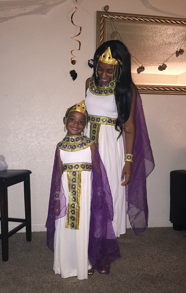 Adrianna615's tweet photo. Ari said, “TeTe we're cleopatra bad.” #NoYouCANTsitwithUS 💅🏽👑💋 Happy Halloween 2k15 🎃🕸🍂 #AriBaby #MiniMe https://t.co/21pESAqzTz