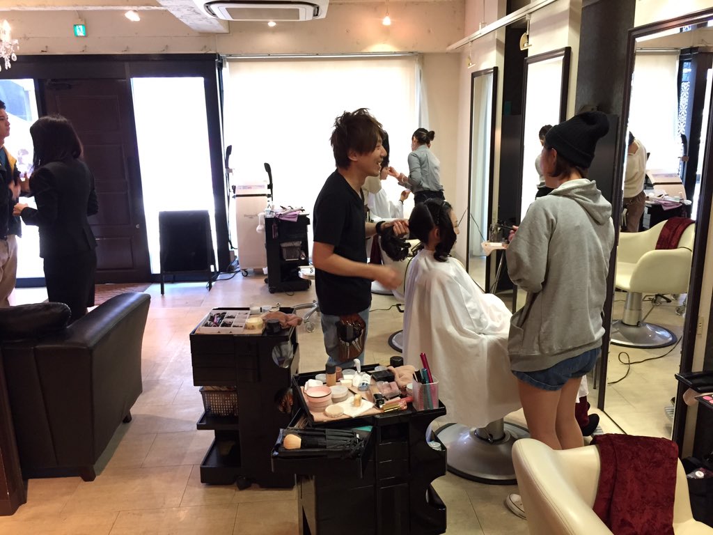 ruxus_haneda's tweet photo. 駒沢大学駅すぐの美容室ルクススにて駒澤大学 ミス・ミスターコンテスト、ヘアメイクSTARしました‼️ https://t.co/f5ISLqLSls