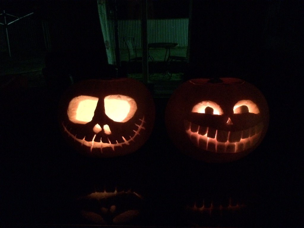 JmMarshall99's tweet photo. Pretty fun carving pumpkins, quite easy to tell who's is better 😉🎃 https://t.co/aX37Ae6jGa