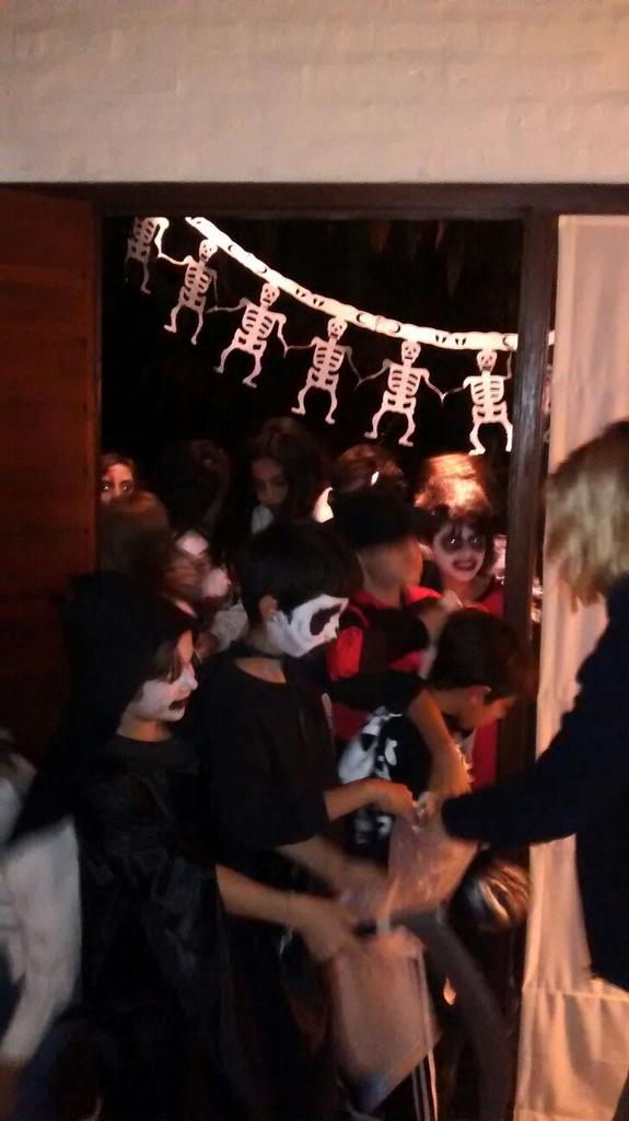 dramariacarla's tweet photo. Casi sufro un saqueo violento. #JapiHalloween https://t.co/tj1nQbBbNH