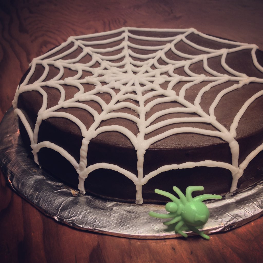 anniemoons's tweet photo. Spooky scary last minute halloween cake! #halloween #customcakes #stl https://t.co/s7KzPNInFf