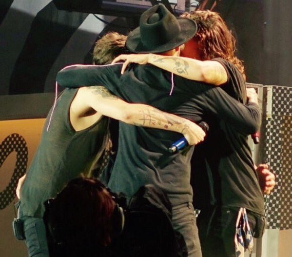 CuddlinggNiall's tweet photo. BOYS I LOVE U ALL SO MUCH THANKs 4 EVERYTHING u GUYS MEAN THE WORLD 2 ME I WILL NEVER EVER FORGET U #UntilNextTime1D https://t.co/2dVJe2aiZu