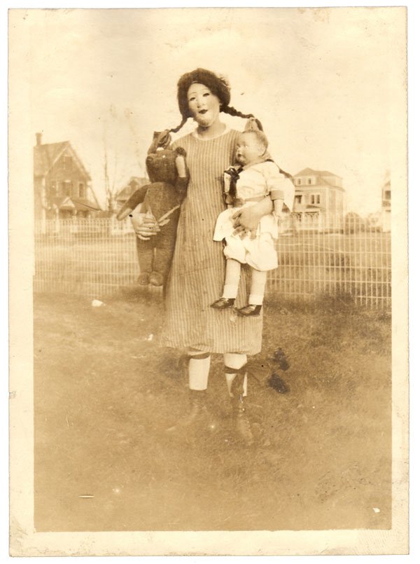 HistoryInPics's tweet photo. Happy Halloween everyone! Stay safe tonight and sleep tight... 🎃 https://t.co/HXbLpnF2yb