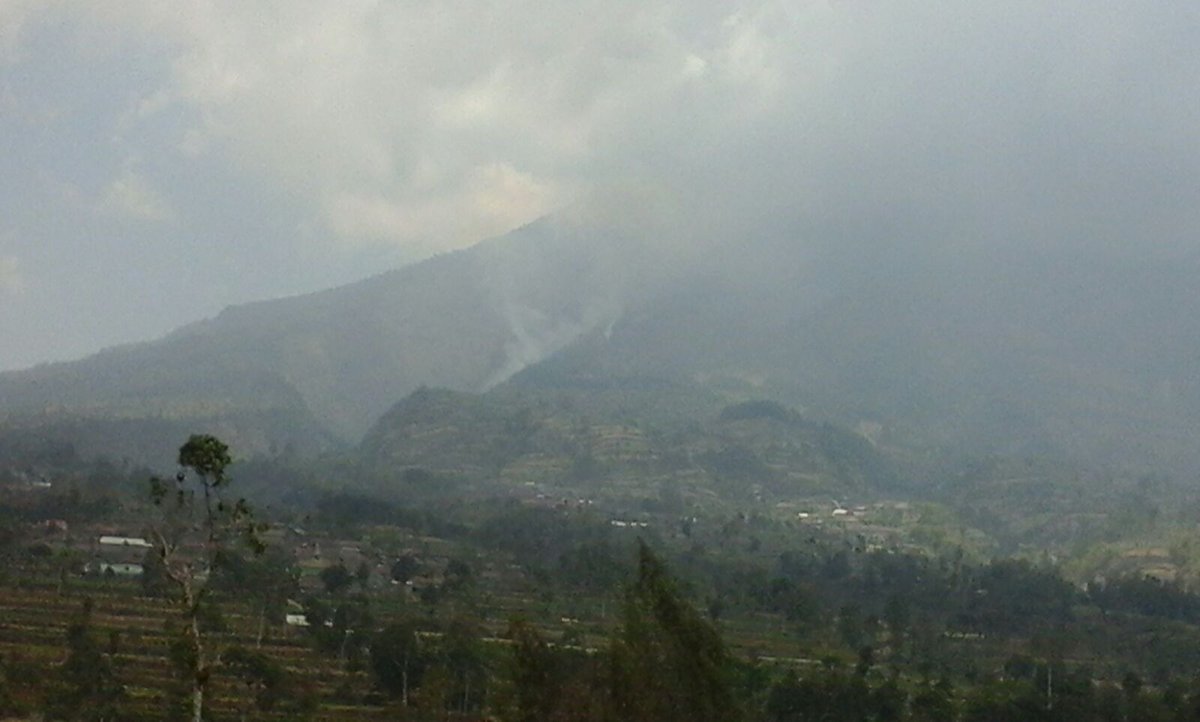 Via <a href="/BPPTKG/">BPPTKG</a> : 11.48 #kebakaran #Merapi siang ini diatas Dsn. Sepi Ds. Jrakah semakin melebar di area jurang