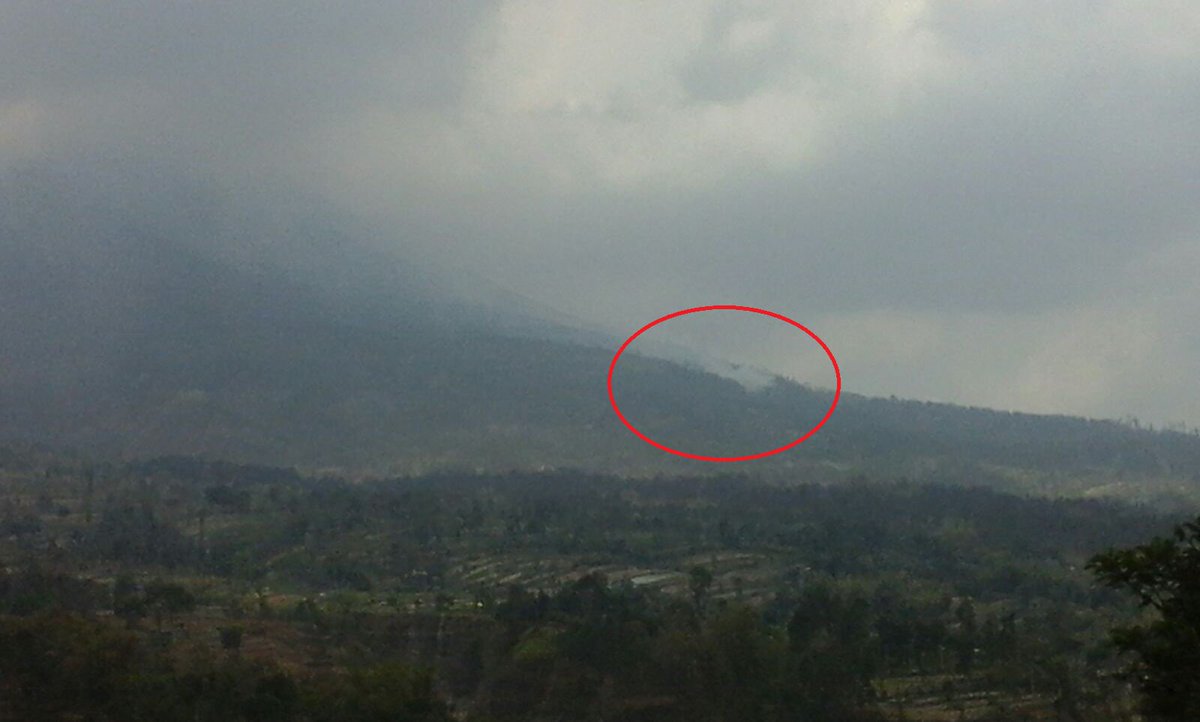 12.04 via PGM Jrakah #Merapi #kebakaran juga tjd di hulu alur Kali Trising siang ini, lokasi di wilayah TNGM