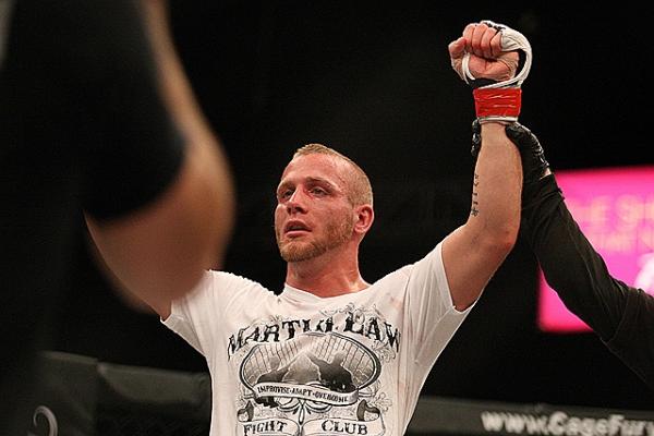 sherdogdotcom's tweet photo. Pace Takes Bantamweight Belt at #CFFC52; Horcher Breaks Arm in Title Defense https://t.co/KLoK29uVPV @The_Lutfi https://t.co/SgRWW9bUTg