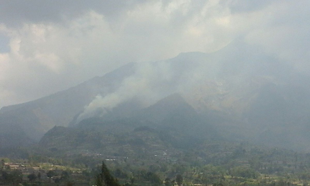 12.17 via PGM Selo dan Jrakah Kebakaran #Merapi diatas Dsn Sepi Ds.Jrakah semakin melebar