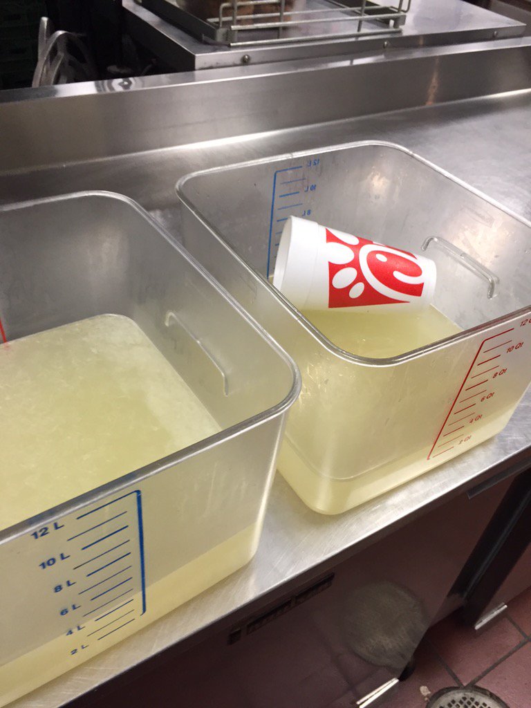 Chickfilaprobs_'s tweet photo. Idk how this method was ever considered sanitary... https://t.co/8y0t5fXHYJ