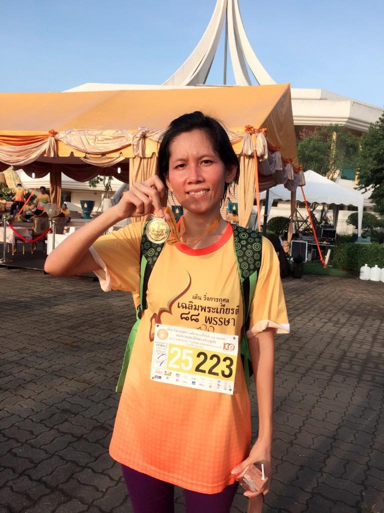 ajureerat's tweet photo. วิ่งเฉลิมพระเกียรติ #RunForKing ใช้เวลาไป 40 หรือ 42 วิ ไม่แน่ใจไม่ได้ดูเวลาเลย เข้าเส้นชัยแล้วก็ลืมมดู555 https://t.co/SQpY0ThPJN
