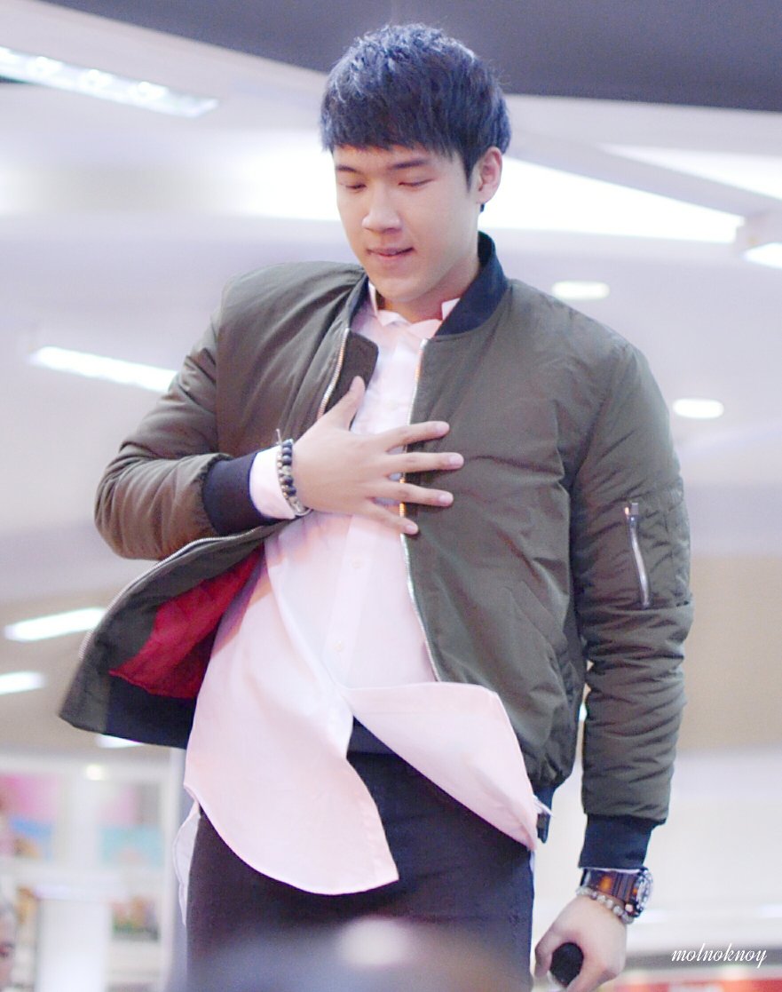 molnoknoy's tweet photo. อือหือ อีกนิด!! ไม่ใช่เสื้อจะเปิดนะ แต่จะพองละ🙊🙊 รักน๊าาา จึงหยอกเล่น😅 #KS #PLUSMALL #31OCT15 https://t.co/jYAtTAeWT0