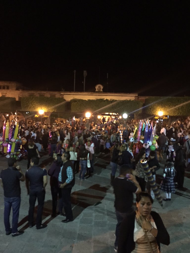 VIDAMEXICOO's tweet photo. San Miguel de Allende se llena de vida esta noche con @lacalacafest https://t.co/QyKrEiuLGL