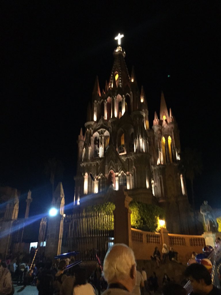VIDAMEXICOO's tweet photo. San Miguel de Allende se llena de vida esta noche con @lacalacafest https://t.co/QyKrEiuLGL