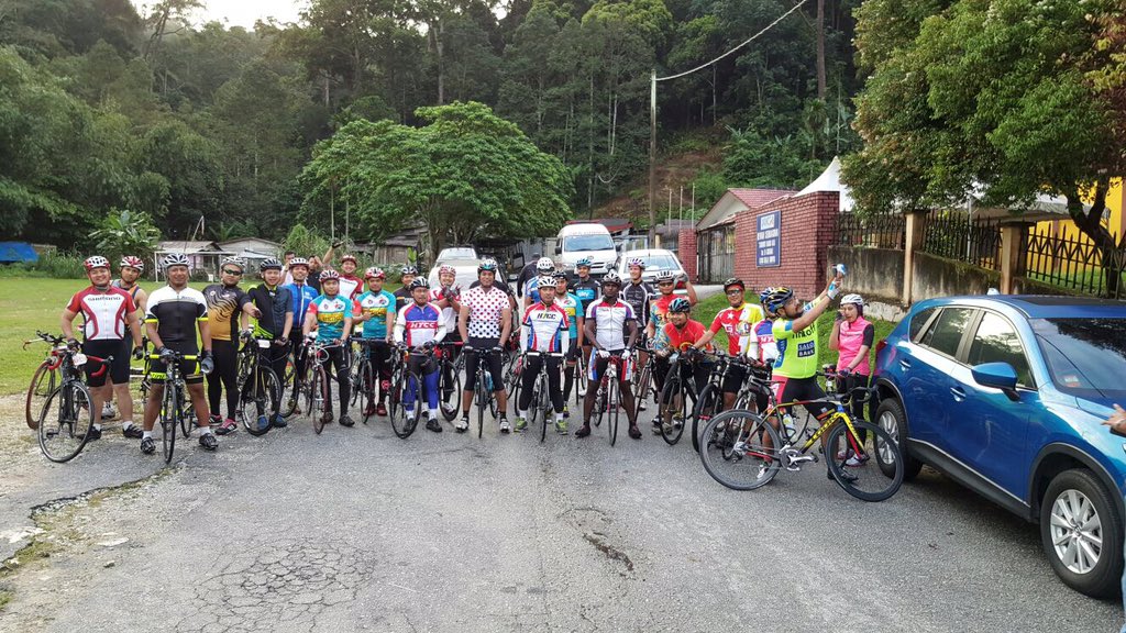 Khairykj's tweet photo. Genting Sempah group this morning. Nice bunch brought together by #FitMalaysia app. Oldest 60. Youngest 15. https://t.co/QJv4TkBjF8