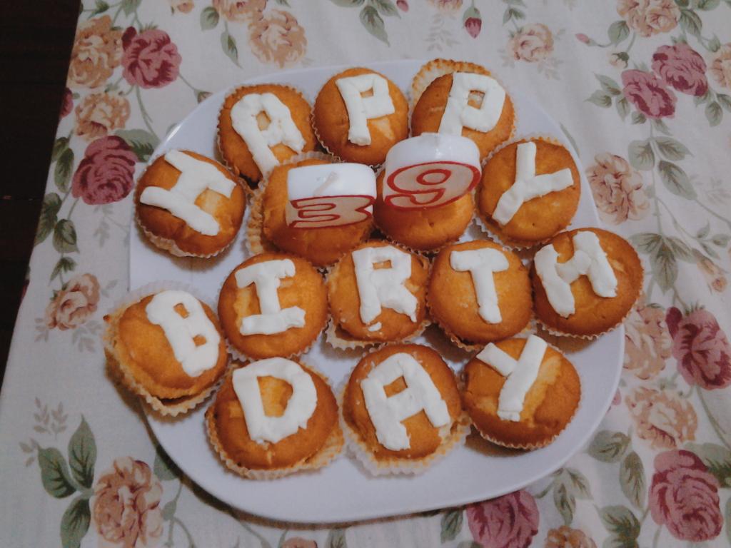 Charinuuuuh's tweet photo. Happy Bday to my Dad! (Yes, he was born on nov.1 and who cares! It's not his fault anwy) Love you! 🎈🎂🎉 #lastminprep https://t.co/nnVN7UyUdF