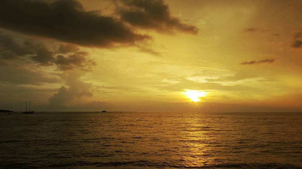 RT instatama: #Tamarindo #sunset 2 #MarlindelRey #sunsetsailing #Guanacaste #CostaRica #puravida #goldensunset by …