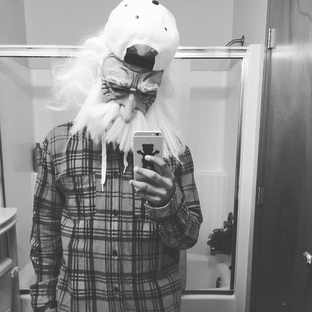 dimary_P's tweet photo. The party finna be poppin tonight🍁 https://t.co/Ih3efRy0M8