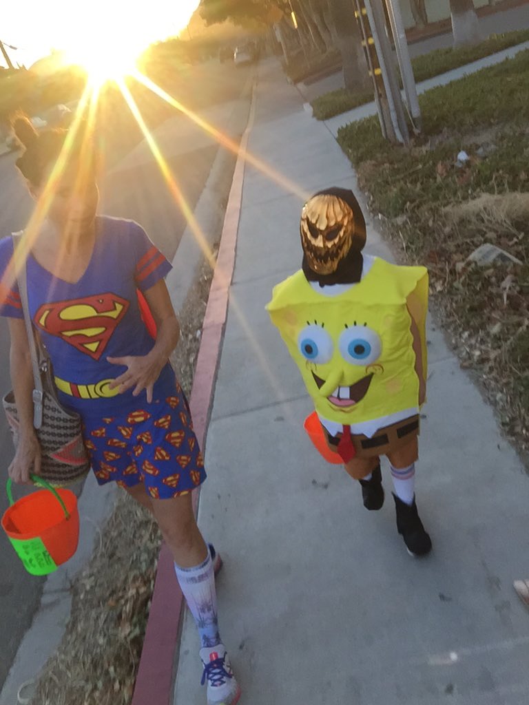 driverminnie's tweet photo. #trickortreat #halloween #supergirl and #evilspongebob https://t.co/GnwbtFM9lX