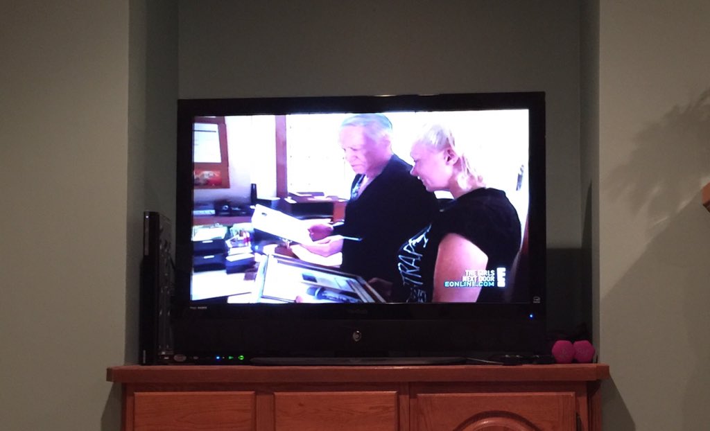 EmilyElise's tweet photo. Spending my Sat night watching some old school Kdub!🙌🏼I love that @KendraWilkinson &amp; @hughhefner are still friends! https://t.co/X4iiY0xnGq