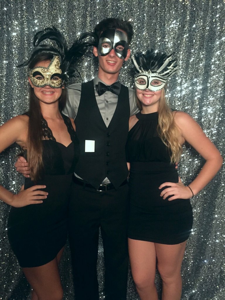 chasepritchard_'s tweet photo. The Babes👑 #samsparty https://t.co/bfvschN9Mm