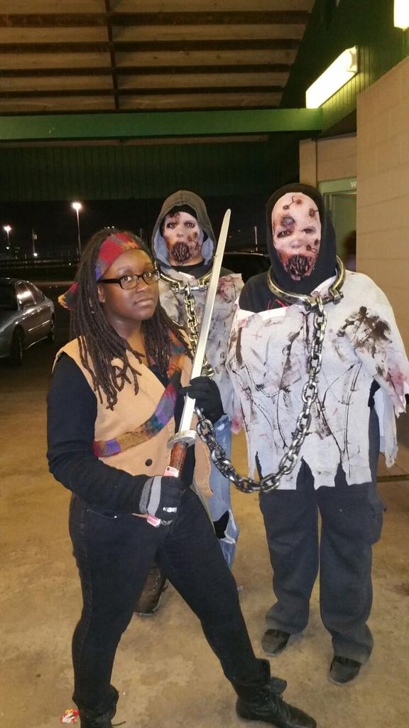Ebonyx7's tweet photo. My baby is a great #michonne @DanaiGurira @TheWalkingGlen #TWD @AMCWalkingDead_  #halloween2015 https://t.co/hYw5H1WvZU