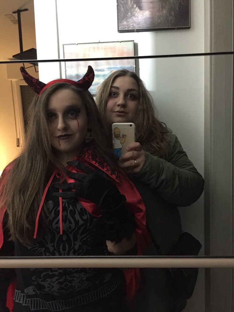 Arii1408_C's tweet photo. #Halloween #withmysister #wind #cold #sweetssss https://t.co/o9mLxj9XJt
