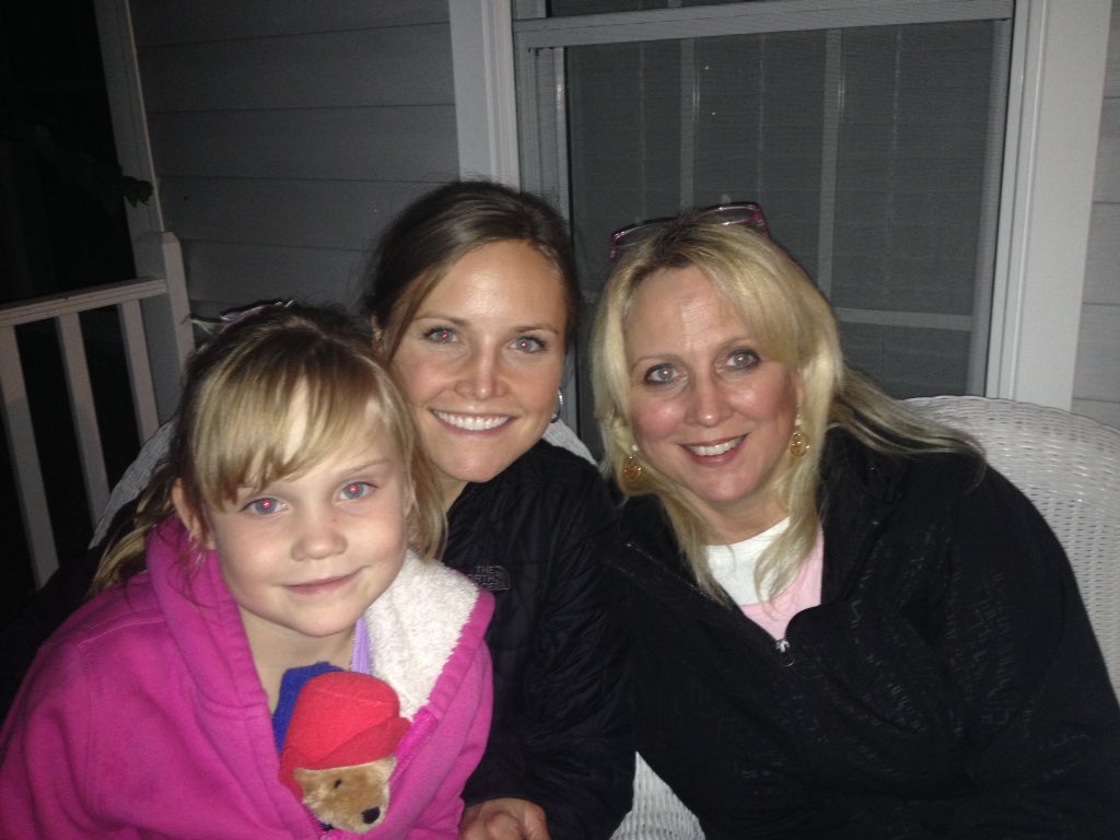 amunsell11's tweet photo. So great getting to see my sweet family at the same time! @KingCoopCong https://t.co/KtaIZ9YTsj