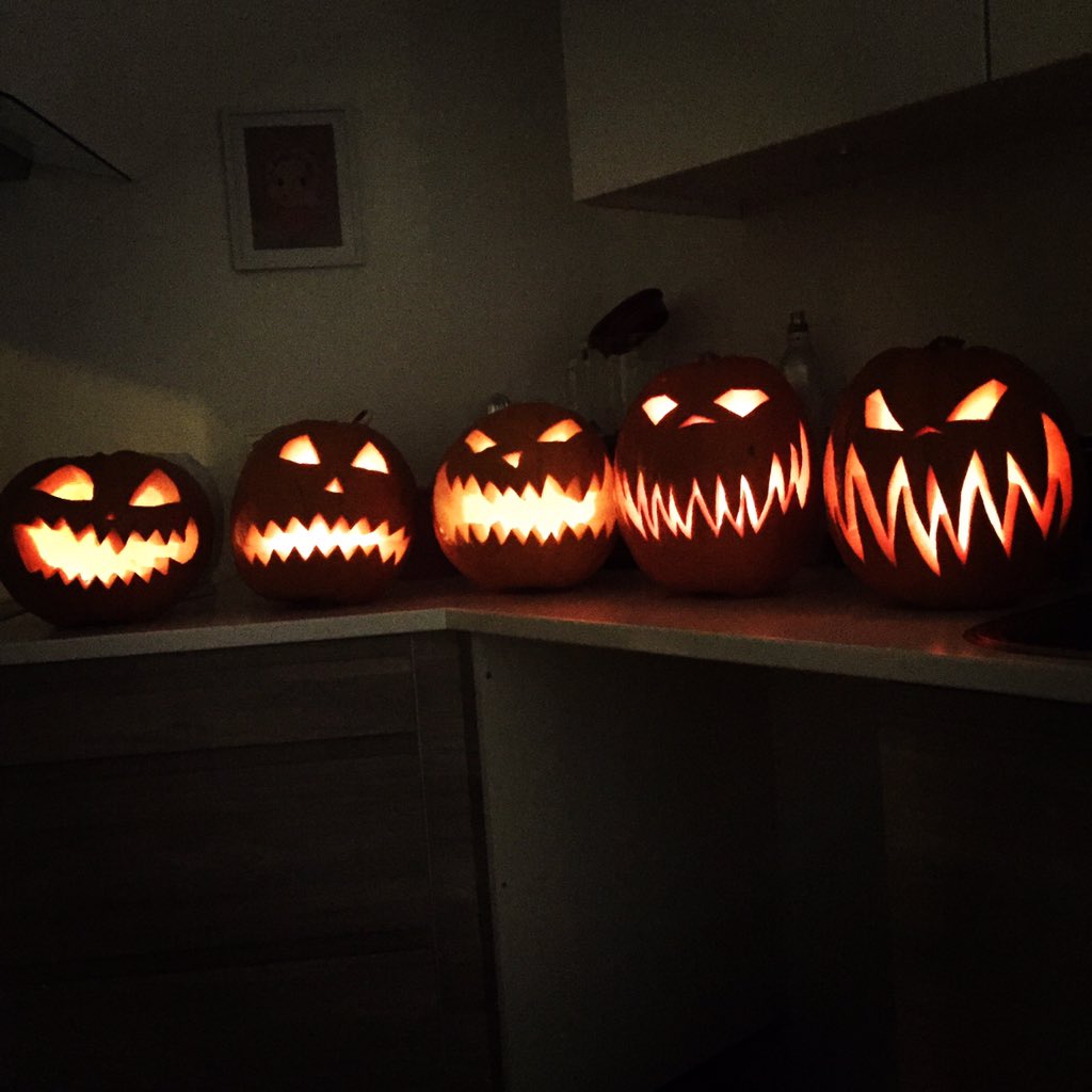 adalheidursn's tweet photo. Og hér eru öll graskerin sem ég skar út í gær #Halloween #vakan #hrekkjavaka #grasker https://t.co/9wukdPT0aa