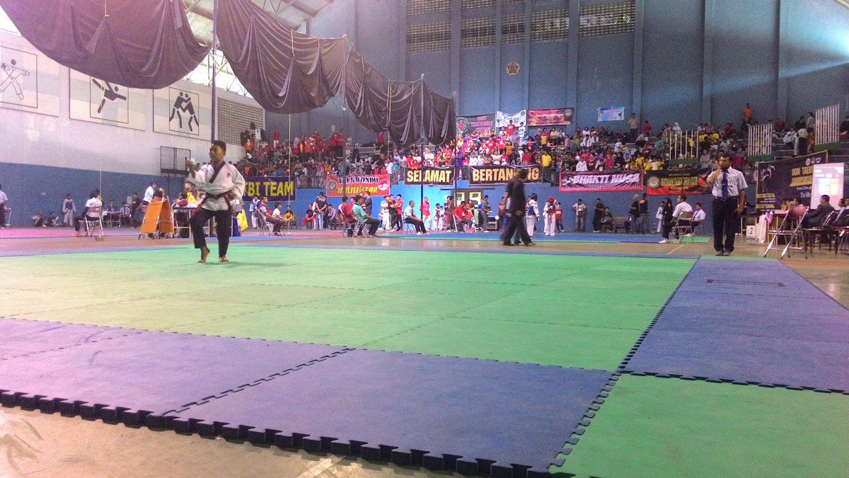 Suasana pertandingan UGM Taekwondo Championship 2015 di Lap. Tennis Indoor, Lembah UGM. Ayooo pada datang ya
