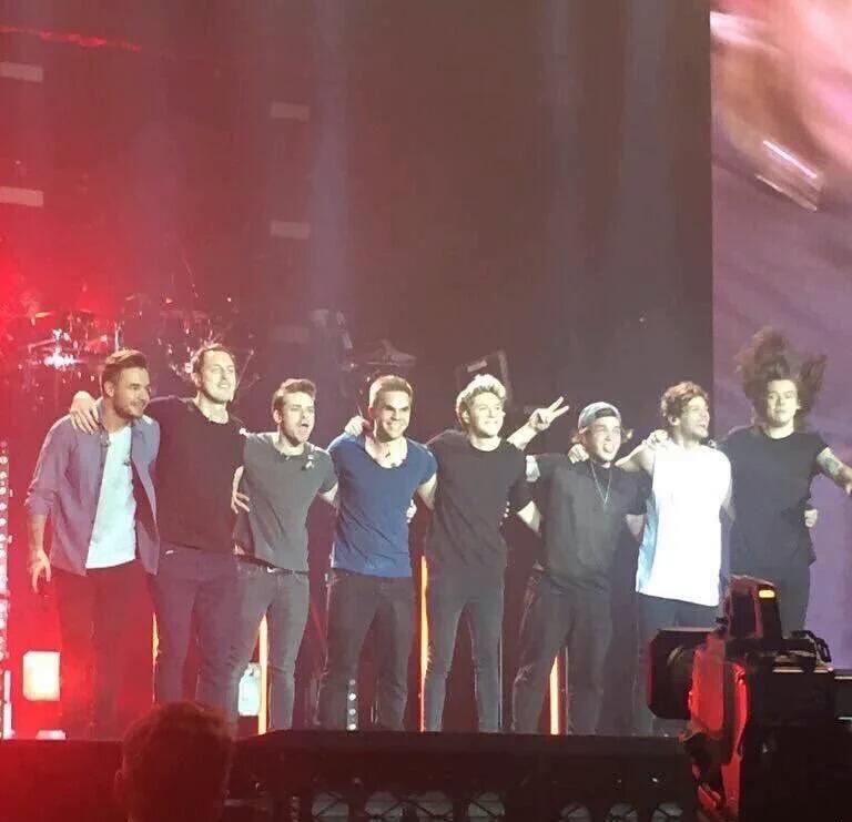 claudia_huapaya's tweet photo. "Nunca nos olviden por favor" - Harry
Cómo los voy a olvidar si ustedes cambiaron mi vida  #OTRASheffield3 https://t.co/8v9izIx2Y0