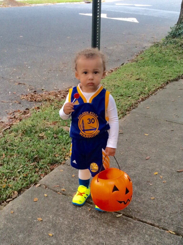 USAJagsCoachRR's tweet photo. Happy Halloween! Reese had a great time being the best shooter in the world @StephenCurry30 #ChefReese https://t.co/kr6TrbIB9y